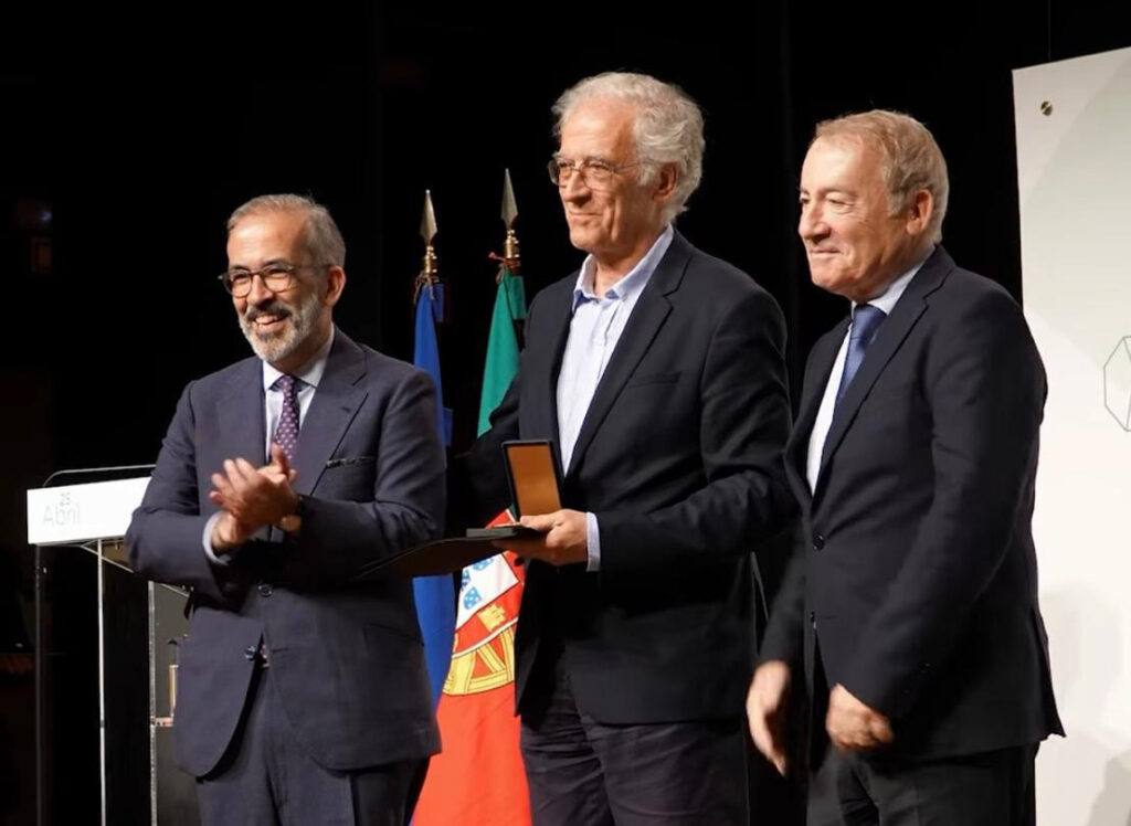 No dia 25 de abril de 2026, o Presidente do Conselho de Administração da Fundação Manuel Leão, Joaquim Azevedo, foi distinguido pela Câmara Municipal de Vila Nova de Gaia com a Medalha de Mérito Municipal, classe Educativo, grau Ouro.